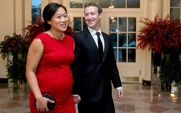 Vợ chồng ông chủ Facebook Mark Zuckerberg và Priscilla Chan có mối tình 9 năm trước khi kết hôn vào tháng 5/2012. Họ từng rất nỗ lực có con và từng sảy thai ba lần.