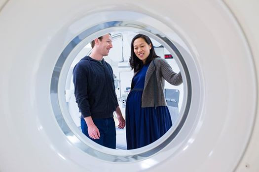 Mặc dù Zuckerberg và vợ, tiến sỹ Priscilla Chan không cho biết chính xác ngày con họ chào đời, nhưng Zuckerberg chia sẻ trên facebook rằng, “những thứ tôi cảm nhận được mỗi ngày dường như đang trở nên thật hơn bao giờ hết”.