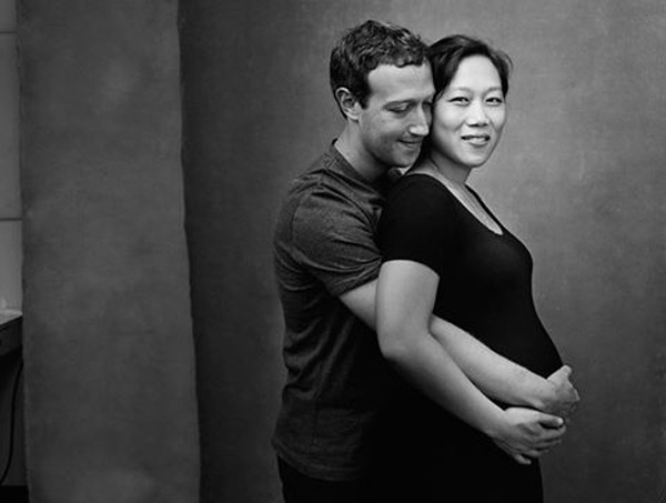 Suốt hành trình vợ mang bầu, tỷ phú trẻ nhất thế giới này đã luôn sát cánh bên cô. Facebook của anh thường xuyên cập nhật những bức ảnh vợ mang bầu và niềm mong ngóng con. Trước đó, Mark đã thông báo mình sẽ nghỉ việc hai tháng để chăm vợ con.