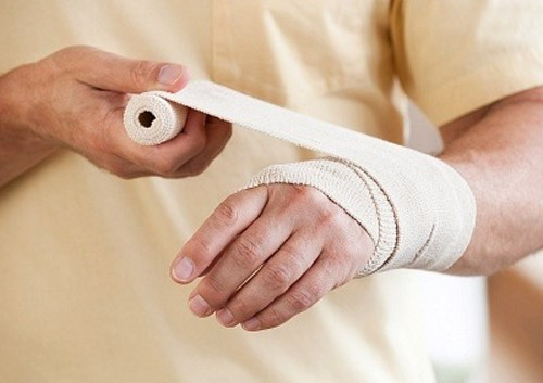 Được biết, khi bị rắn cắn, bà đã đến thầy lang chữa trị. Người này đắp miếng thuốc tự chế lên vết thương của bà nhưng không khỏi. Kết quả là vết thương vẫn sưng phù và nọc độc lan rộng gây tình trạng rối loạn đông máu. May mắn thay, người nhà đã đưa nạn nhân đến bệnh viện kịp thời nên giữ được tính mạng.