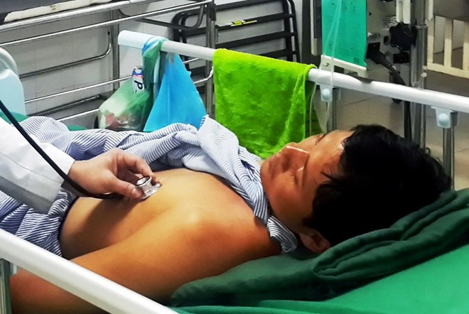 Mới đây nhất là trường hợp của anh Phạm Hồng Thái (34 tuổi, ngụ xã Phú Xuân, huyện Tân Phú, Đồng Nai). Bị rắn lục cắn vào tay, anh Thái tìm đến thầy lang gần nhà nhờ đắp thuốc chữa rắn cắn. Anh Thái nhập viện cấp cứu trong tình trạng suy yếu sức khỏe, cánh tay trái và ngực phù nề, sưng tấy và tím tái. Vết thương do rắn lục cắn ở tay bị xuất huyết do rối loạn đông máu.