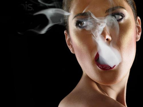 Do thói quen hút thuốc lá, cơ thể mệt mỏi, hay lo lắng: Nếu ở tình trạng này, động mạch ngoại vi của bạn trở nên hẹp hơn, dẫn tới hạn chế sự lưu thông của máu đến bàn tay và bàn chân. Từ đó, dẫn đến tình trạng tay chân bị lạnh.