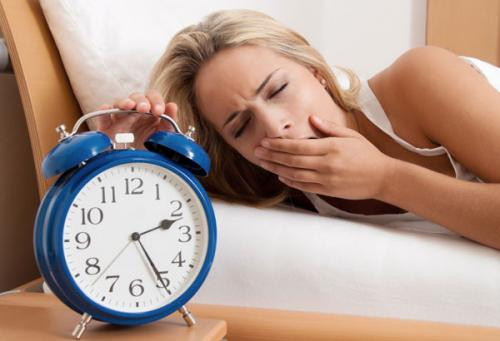 Thiếu ngủ. Không nghỉ ngơi đầy đủ có thể gây ức chế hệ thần kinh, từ đó ảnh hưởng tới khả năng điều chỉnh thân nhiệt của não bộ.