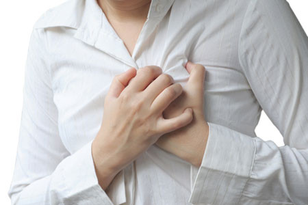 Do mắc bệnh về tim mạch: Một số bệnh về tim mạch có thể là nguyên nhân khiến hai bàn tay và bàn chân lạnh. Sự thay đổi nhiệt độ bên ngoài có thể làm giảm hoặc làm mất khả năng lưu thông máu tới các chi.