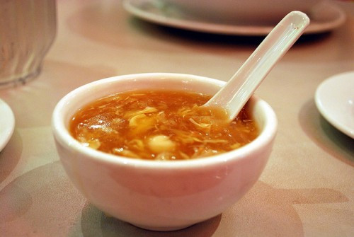 Súp tỏi cũng là một trong những món nên ăn để trị triệu chứng cảm lạnh. Bạn có thể cho thêm dầu oliu vào súp tỏi, uống 2 đến 3 lần mỗi ngày để loại bỏ cảm lạnh. Thực phẩm này cũng cung cấp năng lượng nhanh chóng cho cơ thể do phải chống chọi với thời tiết lạnh.