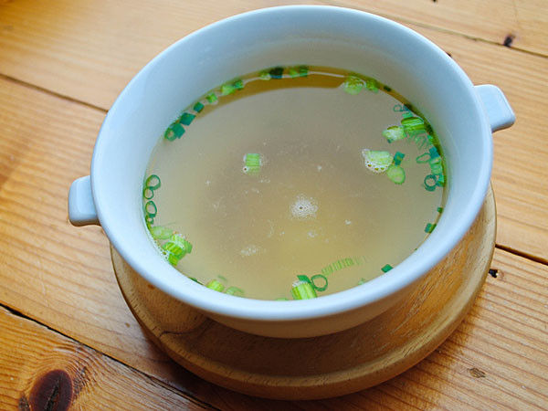 Nhấm nháp 1 tách trà tỏi mỗi ngày có thể giúp cơ thể chống lại cảm lạnh và các bệnh tật mùa đông khác. Bạn cũng có thể cho thêm mật ong, gừng vào trà để tăng cường hương vị. Loại trà này giúp tăng cường hệ miễn dịch và làm tăng nhiệt độ cơ thể nhanh chóng.