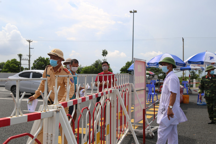Đồng chí Trung úy Hoàng Tiến Đạt, cán bộ đội CSGT trật tự Công an thị xã Quảng Yên trực tại chốt kiểm dịch BOT cầu Bạch Đằng cho biết: "Mật độ phương tiện vào hai ngày cuối tuần vừa rồi vào khoảng 1500 xe.