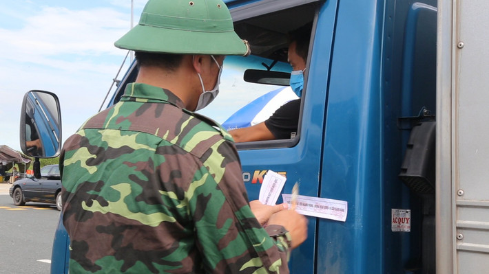 Cán bộ đang kiểm tra kỹ các xe chở người vào tỉnh để kịp thời phát hiện các đối tượng vi phạm quy định về phòng, chống dịch COVID-19 như trốn cách ly, khai báo y tế không trung thực.