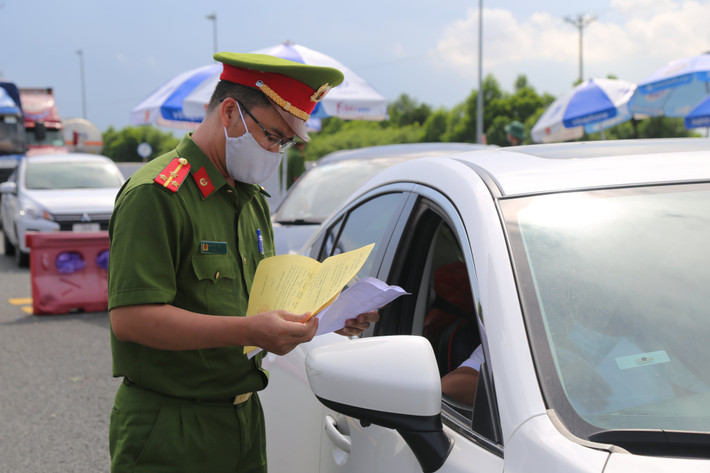 Lực lượng chức năng đang kiểm tra giấy tờ của các chủ phương tiện đi từ tỉnh ngoài muốn vào Quảng Ninh.