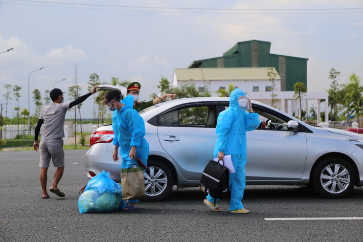 Người dân về từ vùng dịch hoặc những địa phương đang thực hiện Chỉ thị 15, Chỉ thị 16 sẽ di chuyển đến lều dựng chờ riêng để đợi xe y tế chuyên dụng đưa đi cách ly tập trung theo quy định.