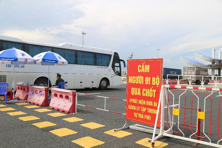 Quảng Ninh: UBND tỉnh Quảng Ninh yêu cầu kiểm soát chặt chẽ 100% người (kể cả đã tiêm đủ 2 mũi vắc xin COVID-19 và hoàn thành cách ly tại các tỉnh, thành phố khác) ngay khi về địa phương; thực hiện tiếp tục cách ly y tế bắt buộc 7 ngày tại cơ sở cách ly của địa phương, tiếp tục theo dõi y tế tại nhà 7 ngày.