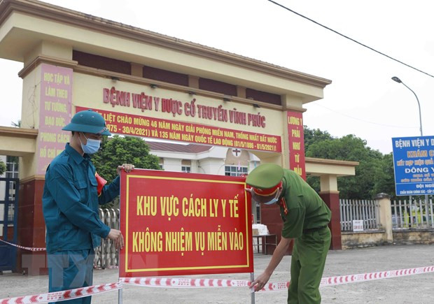 Tỉnh Vĩnh Phúc: Người từ Hà Nội vào tỉnh Vĩnh Phúc phải có xét nghiệm SARS-CoV-2 (test nhanh kháng nguyên hoặc RT-PCR) âm tính trong vòng 72 giờ.Người chưa tiêm hoặc tiêm chưa đủ liều vắc xin phòng COVID-19, phải thực hiện cách ly y tế tại nhà, nơi lưu trú 14 ngày; xét nghiệm ít 3 lần. Và tiếp tục tự theo dõi sức khỏe trong thời gian 14 ngày tiếp theo.