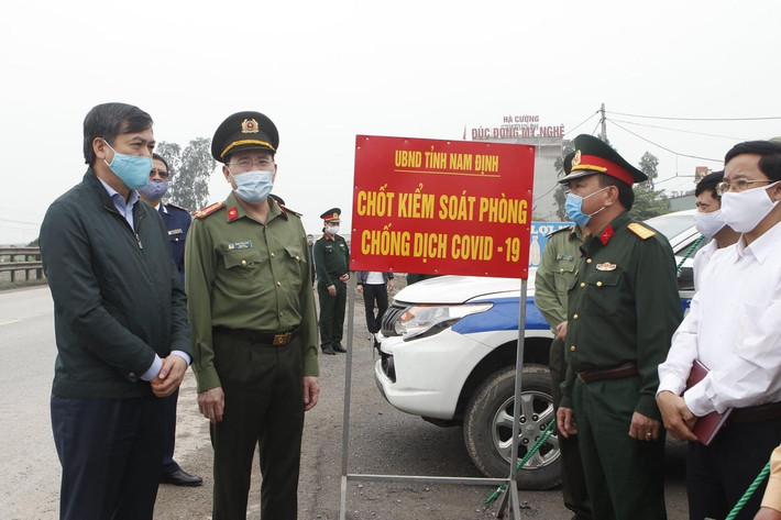 Tỉnh Nam Định: Lãnh đạoTrung tâm Kiểm soát bệnh tật tỉnh cho biết, Nam Định tiếp tục tạm dừng tiếp nhận người dân trở về từ các địa phương đang thực hiện giãn cách xã hội theo Chỉ thị 16. Với Hà Nội do đã chuyển sang Chỉ thị 15, người từ Hà Nội về nếu đã tiêm đủ 2 mũi vắc xin sẽ phải cách ly một tuần.