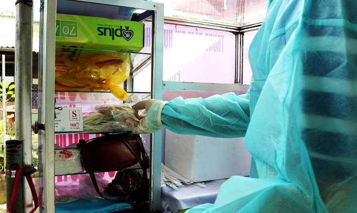 Theo ghi nhận của PV, chiếc xe cá viên chiên “phiên bản đặc biệt” này đã được cải tạo rất độc đáo. Nếu ngày thường, các ngăn tủ dùng để chứa các xâu cá viên, bò viên, xúc xích…, thì bây giờ, chiếc tủ kia lại chứa đầy các dụng cụ y tế.