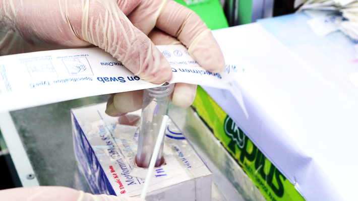 Ngoài ra, nơi để bếp gas thành nơi để các mẫu test; các ngăn kéo thì chứa khẩu trang, găng tay. Còn người bán hàng được thay thế bằng nhân viên y tế, thực khách giờ đây là những người dân chờ lấy mẫu.