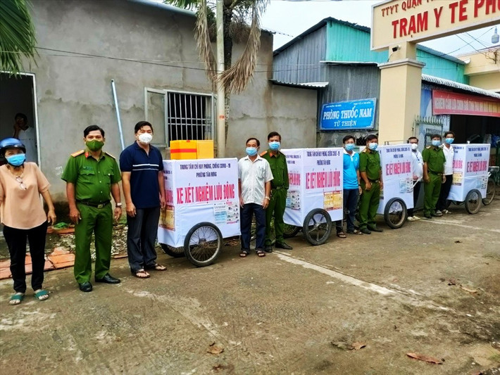 “Ngoài tuyến đường chính của phường được bê tông hoá, còn có những tuyến đường nhỏ đất đá lởm chởm thì phương tiện này có bánh xe lớn nên rất thuận tiện trong di chuyển so với các loại xe bánh nhỏ. Vừa đẩy, vừa đạp được rất khoẻ cho các anh em”, ông Tiên nói.