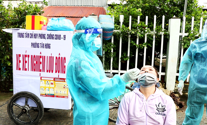 Ông Phạm Thành Út (59 tuổi, ngụ khu vực Tân Lợi 2, phường Tân Hưng,) cho biết: Chiếc xe này xuất hiện từ mấy ngày qua, khiến bà con ai cũng thích thú. Lúc đầu tui còn tưởng là người ta đi bán thiệt, khi chạy ra coi thì thấy là xe xét nghiệm. Hỏi ra mới biết, chính quyền địa phương cho tận dụng những chiếc xe này đi xét nghiệm cho dân”.