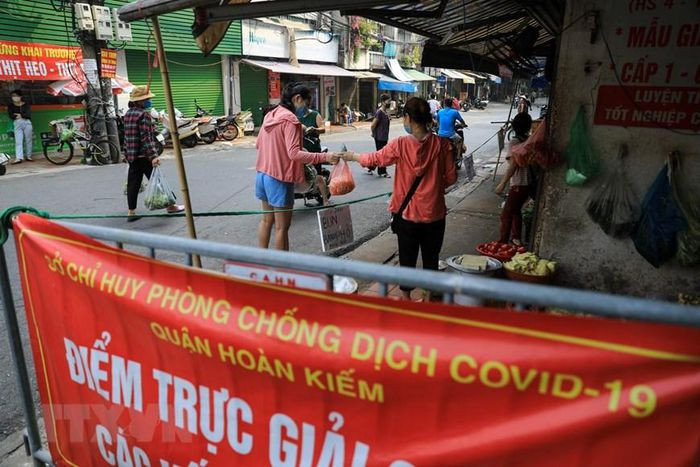 Một số cửa hàng bán thực phẩm đủ điều kiện trên địa bàn phường Chương Dương đã được mở cửa phục vụ người dân. (Ảnh: Thành Đạt/TTXVN)