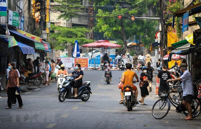 Cuộc sống của người dân phường Chương Dương dần ổn định trở lại sau gần 1 tháng cách ly y tế. (Ảnh: Thành Đạt/TTXVN)