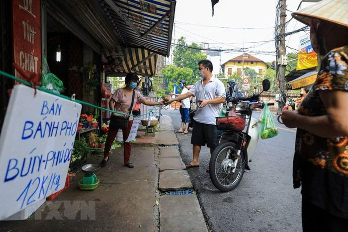 Một số cửa hàng bán thực phẩm đủ điều kiện trên địa bàn phường Chương Dương đã được mở cửa phục vụ người dân.(Ảnh: Thành Đạt/TTXVN)