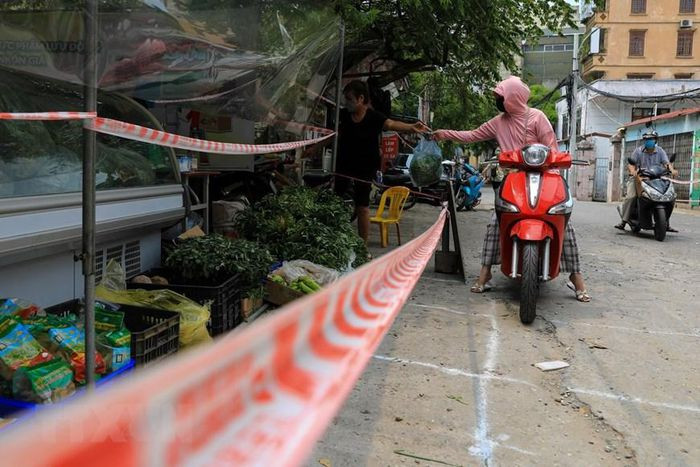 Một quầy bán rau xanh ở chợ đảm bảo tuân thủ 5K, phục vụ nhu cầu người dân phường Văn Miếu. (Ảnh: Thành Đạt/TTXVN)