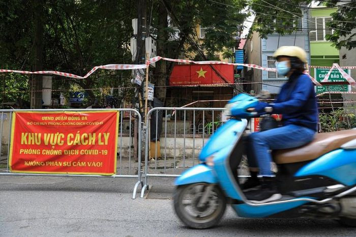 Tại phường Văn Chương vẫn tiếp tục thực hiện cách ly y tế một số khu vực. Ở các chỗ còn lại, người dân có thể ra đường nhưng vẫn phải tuân thủ 5K và phải có giấy đi đường. (Ảnh: Thành Đạt/TTXVN)