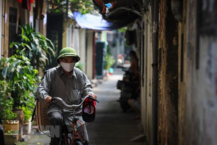 Sinh hoạt của người dân phường Chương Dương đã dần trở lại bình thường, có thể đi chợ nhưng vẫn phải tuân thủ nghiêm khuyến cáo 5K phòng, chống dịch. (Ảnh: Thành Đạt/TTXVN)