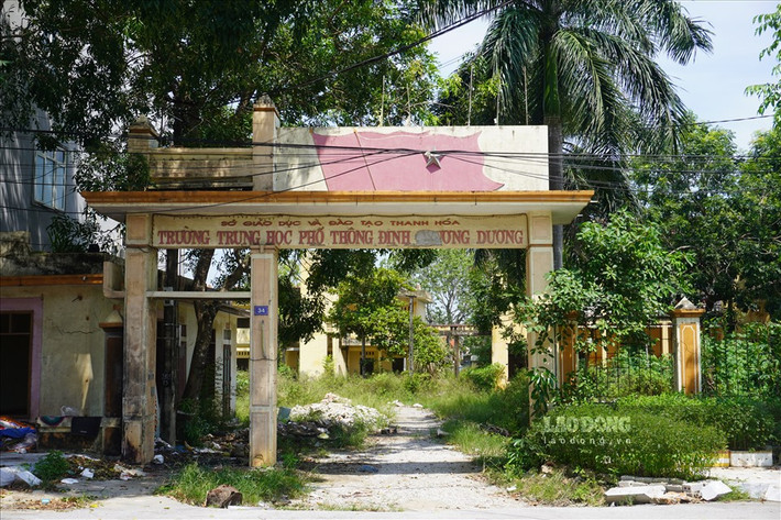 Cụ thể, tại thị trấn Hậu Lộc, huyện Hậu Lộc (Thanh Hóa), Trường THPT Đinh Chương Dương, nằm ngay mặt đường lớn của thị trấn này, nhưng hơn 3 năm nay, ngôi trường này trong tình trạng bỏ hoang, không có người quản lý.