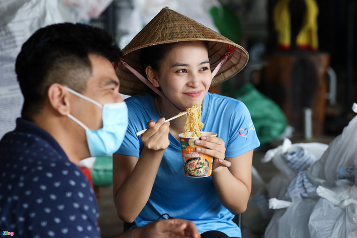 Trước đó, trong giai đoạn TP.HCM thực hiện chính sách "ai ở đâu, ở yên đó", Tiểu Vy không thể tham gia hoạt động bếp ăn 0 đồng vì chung cư của cô bị phong tỏa do có ca nhiễm Covid-19. Khi được chính quyền và lực lượng y tế xác nhận âm tính sau nhiều lần kiểm tra sức khỏe, Hoa hậu Việt Nam 2018 nhanh chóng trở lại với hoạt động thiện nguyện, giúp đỡ người dân gặp khó khăn vì dịch bệnh.
