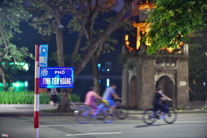 Nhiều người đạp xe theo nhóm. Họ thể dục sớm để đến khoảng 6h30-7h về chuẩn bị bữa sáng cho gia đình.
