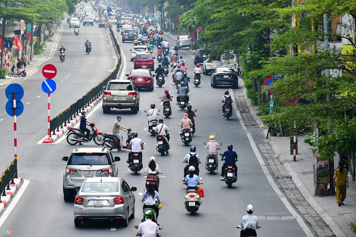 Đường Tây Sơn, quận Đống Đa, hướng từ ngã tư Chùa Bộc đến nút giao Xã Đàn, Ô Chợ Dừa lúc 7h45. Ảnh: Nhật Sinh.