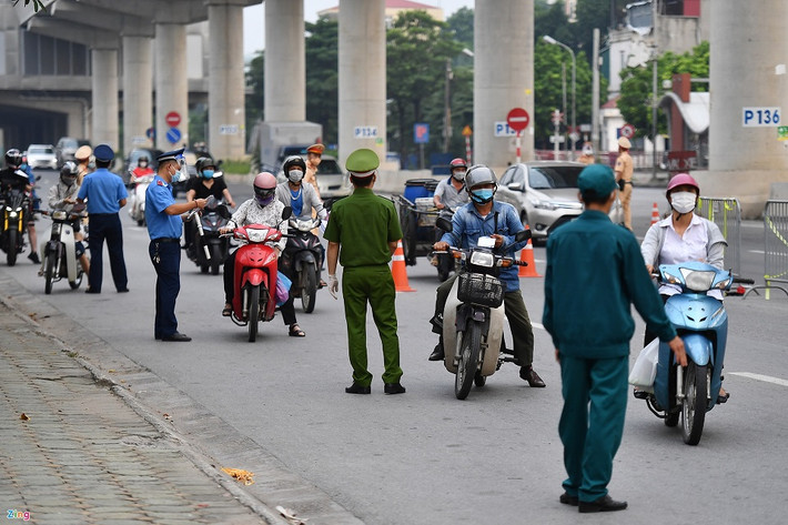 Đường Cầu Diễn, quận Bắc Từ Liêm, lực lượng chức năng thiết lập hai chốt kiểm soát dịch ở cả hai chiều ra và vào trung tâm thành phố. Ảnh: Hoàng Hà.