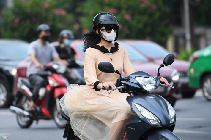Toàn bộ chốt kiểm soát dịch trên phố Nguyễn Chí Thanh đã được gỡ bỏ. Do đó, dù lượng ôtô, xe máy đi lại nhiều nhưng không bị xảy ra ùn ứ như trước đây. Ảnh: Thạch Thảo.