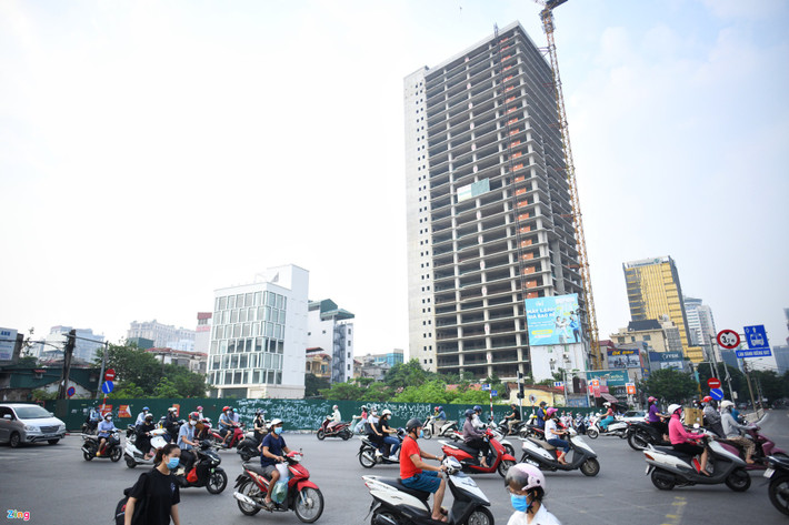 7h30 tại ngã tư La Thành - Láng Hạ, so với ngày thường thì vắng nhưng ở thời điểm đang giãn cách xã hội, lượng phương tiện như thế này được cho là khá đông. Ảnh: Thạch Thảo.