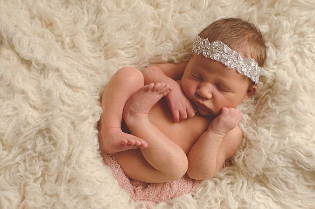 Bé Jaycie 2 ngày tuổi ngủ yên bình trên tấm thảm lông.