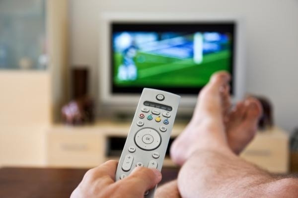 Nằm xem tivi. Việc làm này gây đau, cổ, vai và lưng của bạn. Thậm chí nếu duy trì lâu dài thói quen này, bạn có thể làm sai dịch cấu trúc xương, phát sinh tật hiếng mắt, lé mắt.