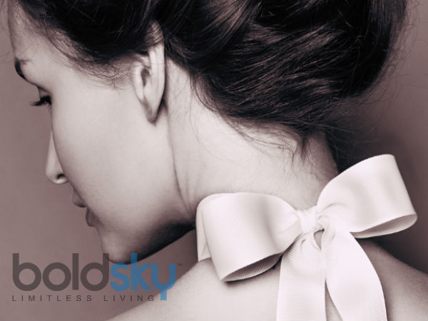 Màu da ở cổ biến đổi. Sự biến đổi màu da ở cổ có thể là dấu hiệu cảnh báo sự mất cân bằng nội tiết tố, đây là thời điểm bạn nên đi kiểm tra tuyến giáp và các sàng lọc y khoa khác.