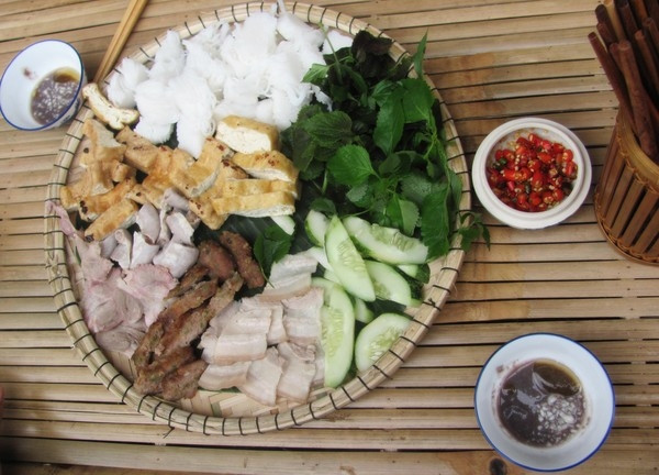 Bún đậu mắm tôm 55 ngõ Phất Lộc. Nằm ở cuối phố Hàng Bạc có một ngõ nhỏ mà lúc nào cũng tấp nập người qua lại, đó chính là ngõ Phất Lộc. Trong ngõ nổi tiếng nhất là món Bún đậu mắm tôm với rất nhiều hàng từ đầu ngõ đến cuối ngõ. Nhưng có 2 hàng nổi tiếng nhất là nhà số 55 và nhà số 49.