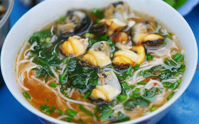 Bún ốc Hàng Chai: Quán Bún ốc Cô Thêm ở góc đường Hàng Chai này đã nổi tiếng 25 năm nay với một loại nước dùng đặc biệt có vị chua nhẹ của dấm bỗng. Quán có những khách hàng lâu năm, từ hồi bát bún ốc chỉ có giá 2k đến hiện nay là 30k. Quán đông khách nhất khoảng 9-10h sáng, bạn có thể phải xếp hàng khá lâu để thưởng thức món bún ốc nổi tiếng này.