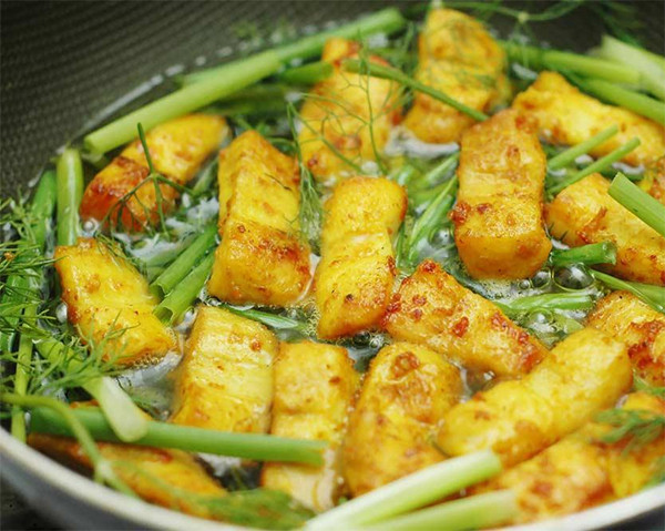 Chả cá Lã Vọng. Chả cá Lã Vọng ngon là sự kết hợp hoàn hảo giữa các gia vị đặc trưng Việt Nam như nghệ, thì là, mắm tôm và nước mắm, tất cả hòa quyện lại thành một món ăn có mùi thơm vô cùng hấp dẫn. Món này được ăn kèm với ớt đỏ, bún, các loại rau thơm, rưới lên trên là những miếng cá rán ngon tuyệt. Ở Hà Nội bây giờ có rất nhiều quán bán chả cá nhưng địa chỉ lâu đời nhất phải kể đến quán Chả cá Lã Vọng – 14 phố Chả Cá.