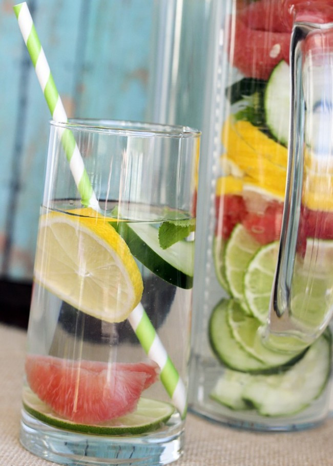 Detox bằng dưa chuột, bưởi, chanh sẽ là công thức detox khởi đầu lý tưởng cho những ai đang có nhu cầu giảm cân. Dưa chuột rất lợi tiểu, nhờ đó độc tố được thải ra ngoài cơ thể nhanh hơn. Bưởi vừa tăng hiệu quả giảm cân lại mang đến hương vị thơm ngon cho ly nước detox. Chanh hỗ trợ đường tiêu hóa, trong khi đó lá bạc hà khắc phục những tác dụng phụ khi giảm cân. Chỉ mất chưa đến 10 phút là bạn có ngay ly detox bưởi, dưa chuột và chanh rồi.