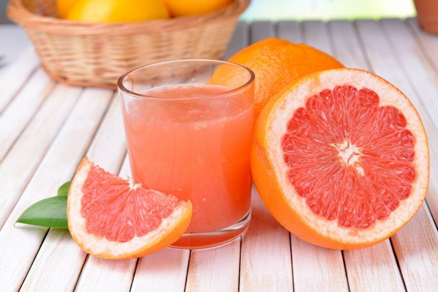 Uống nước ép bưởi là một trong những cách giảm cân hiệu quả. Cách thực hiện cụ thể là hãy uống nước ép bưởi vào buổi sáng sau ăn hoặc bữa phụ buổi sáng để giúp giảm cảm khác thèm ăn nhưng vẫn đầy đủ năng lượng cho cả ngày bạn nhé.