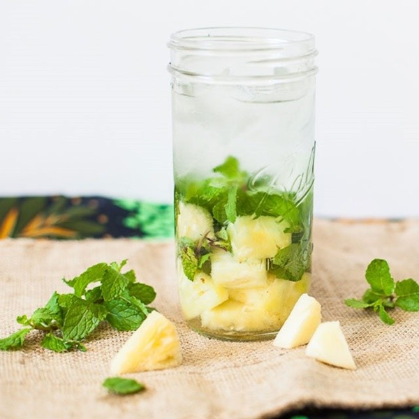 Công thức detox giảm cân với nước chanh dứa thơm vị bạc hà. Dứa luôn là xếp hàng đầu trong danh sách các loại trái cây giúp giảm cân đấy nhé! Bạn chỉ cần dùng một cốc nước chanh dứa mát lạnh vào buổi sáng sau khi ăn và một cốc nữa vào buổi tối trước khi đi ngủ là quá trình giảm cân sẽ đạt được hiệu quả tốt nhất.