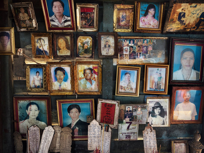 Một buổi sáng, nhà báo của New York Times cùng hai người gốc Việt, Samnang và Hoarith, đến thăm ngôi trường và ngôi chùa Việt mà những người làng Chhnok Trou từng lui tới. Trong ảnh, bàn thờ và ảnh chân dung đặt trong ngôi chùa người Việt ở Chhnok Trou. Ảnh: New York Times.