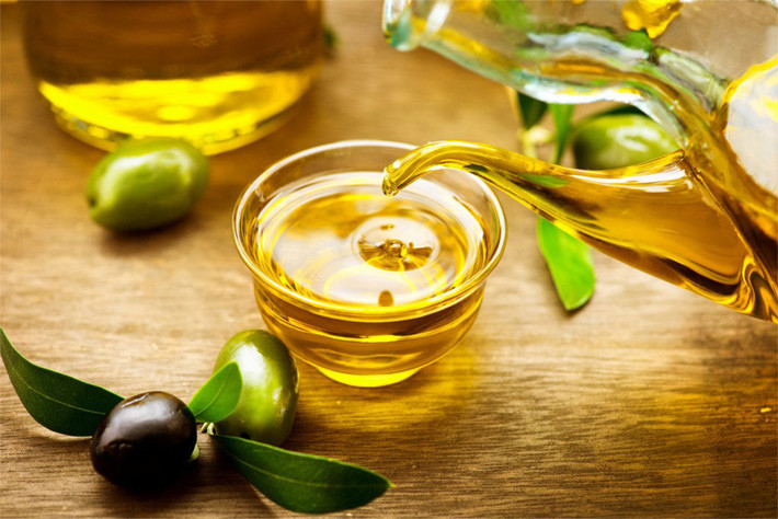 Dầu ô liu chứa axit béo omega 3 và lượng lớn vitamin K và E có đặc tính dưỡng ẩm và chống lão hóa khiến làn da tươi tắn, trẻ trung. Không chỉ vậy, tinh chất tự nhiên trong dầu ô liu còn kích thích sự tổng hợp collagen và ellastin giúp da thực sự khỏe mạnh. Ảnh: Healthy Beautiful.