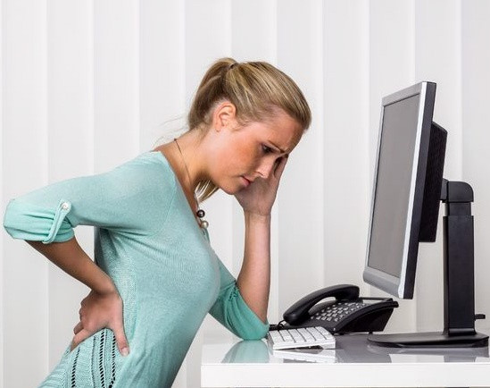 Nghiên cứu đã chỉ ra rằng hút thuốc lá không chỉ hại phổi mà còn gây ra đau lưng. Vì vậy, với dân văn phòng, từ bỏ thói quen hút thuốc lá sẽ là cách phòng tránh bị đau lưng hiệu quả. (Nguồn Spineuniverse)