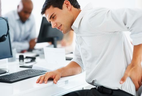 Khi ngồi, để tránh đau lưng, bạn cũng nên lưu ý đặt hai chân thoải mái, thư giãn trên nền nhà. (Nguồn Webmd)