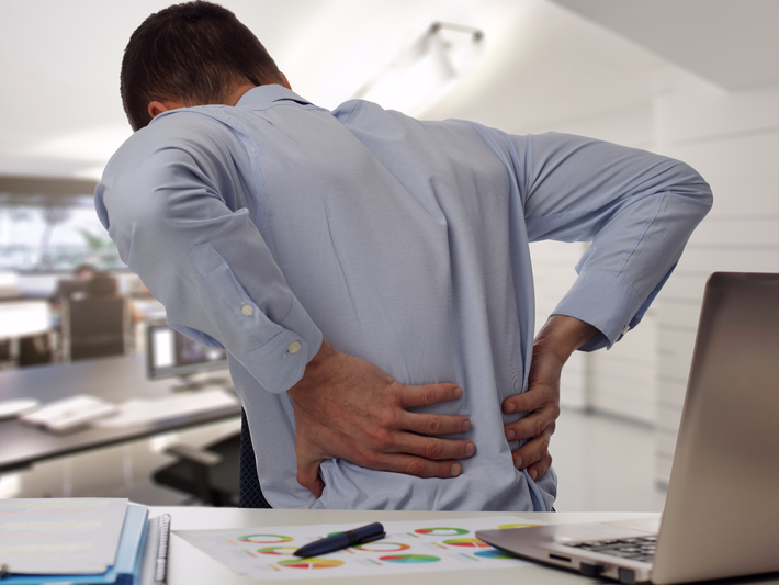 Khi ngồi làm việc, bạn cần lưu ý đến vị trí bàn phím, chuột và màn hình máy tính sao cho hợp lý, không quá xa hoặc quá gần để lưng được thẳng, từ đó sẽ giảm áp lực lên xương sống, ngăn ngừa việc đau nhức. (Nguồn Businessinsider)