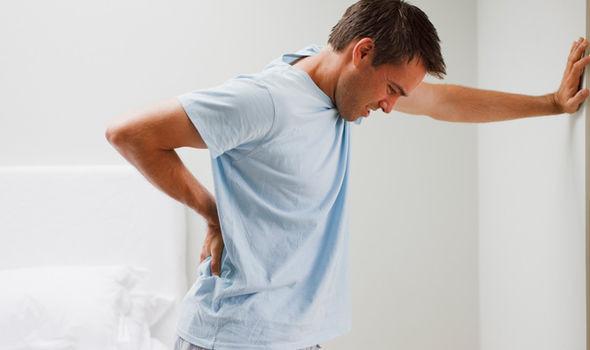 Nếu là dân văn phòng thường xuyên phải ngồi làm việc nhiều với máy tính, để tránh đau lưng, bạn nên lựa chọn một chiếc ghế có độ cao phù hợp, tốt nhất chọn loại ghế có thể điều chỉnh được độ cao theo ý muốn. Ghế ngồi cũng nên có chỗ để chân để giảm áp lực lên đầu gối. (Nguồn Express)