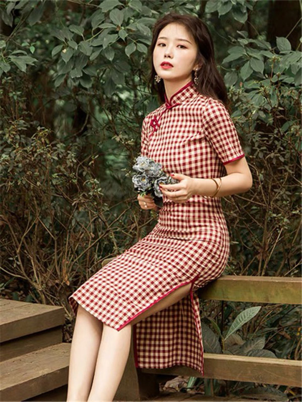 Đánh giá về phong cách thời trang công sở này, stylist cho rằng sườn xám đơn màu sẽ mang lại vẻ thanh lịch. Nếu yêu thích sự trẻ trung hiện đại, bạn có thể chọn những chiếc sườn xám in họa tiết.